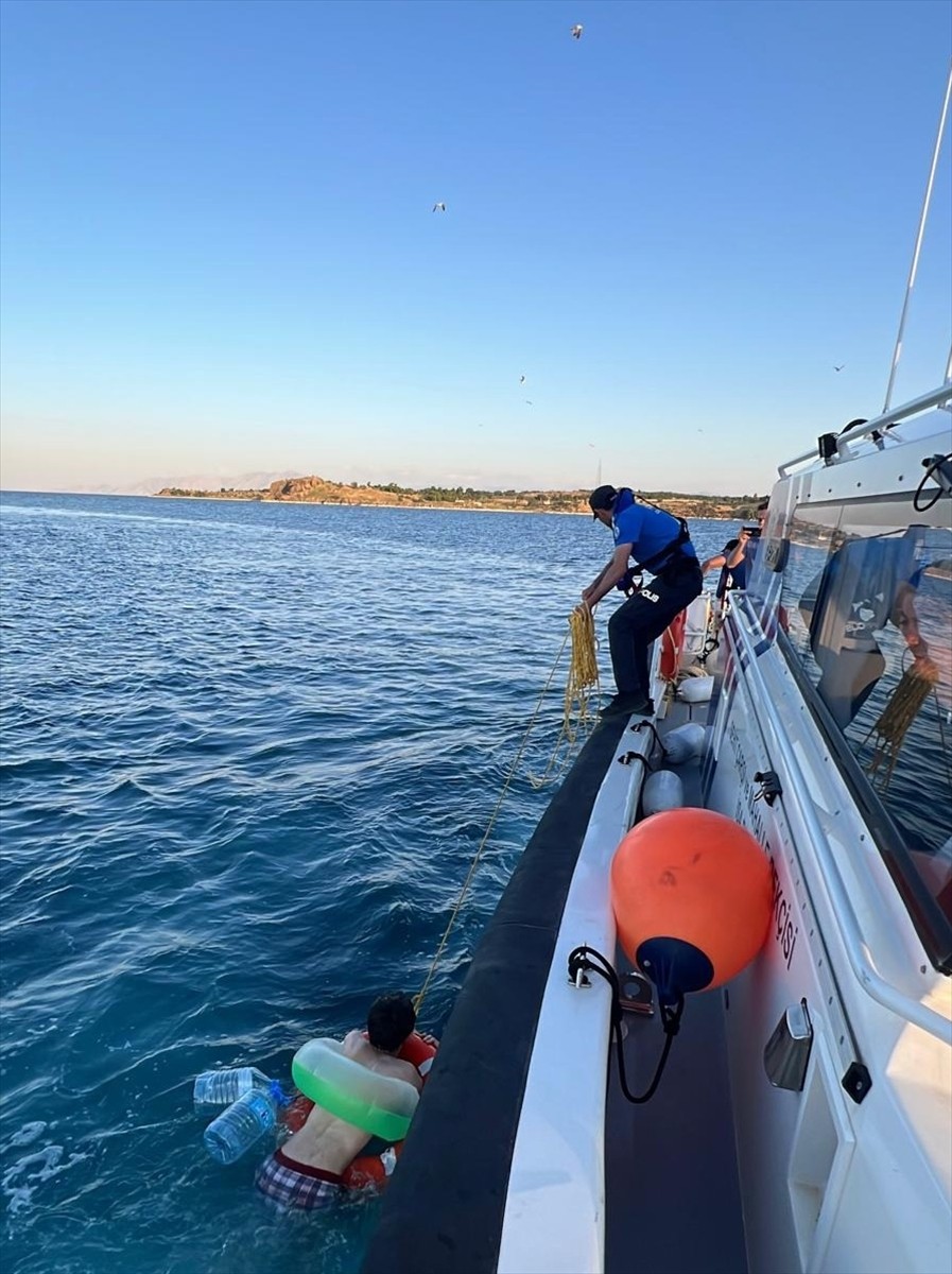 Bitlis'in Tatvan ilçesinde Van Gölü açıklarına sürüklenen genç, polis ekiplerince...