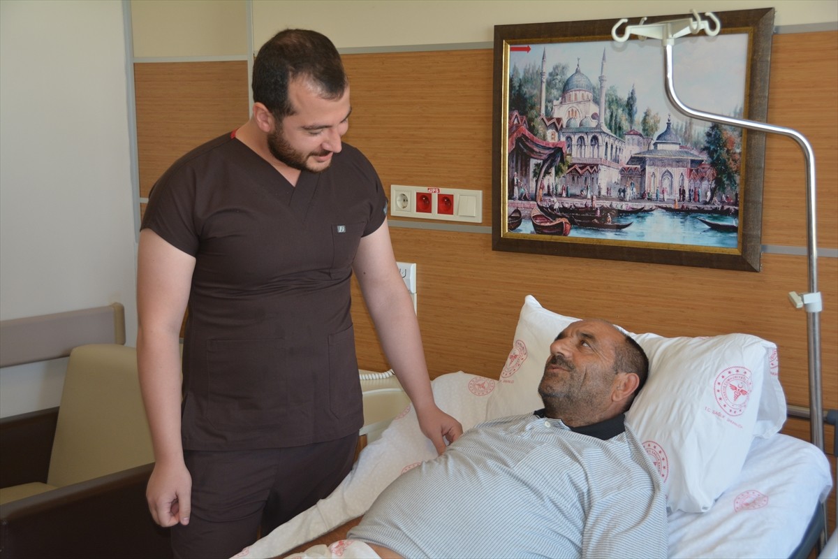 Bitlis'te karın ağrısı ve şişkinlik şikayetiyle hastaneye başvuran hastanın böbreğinde 23...