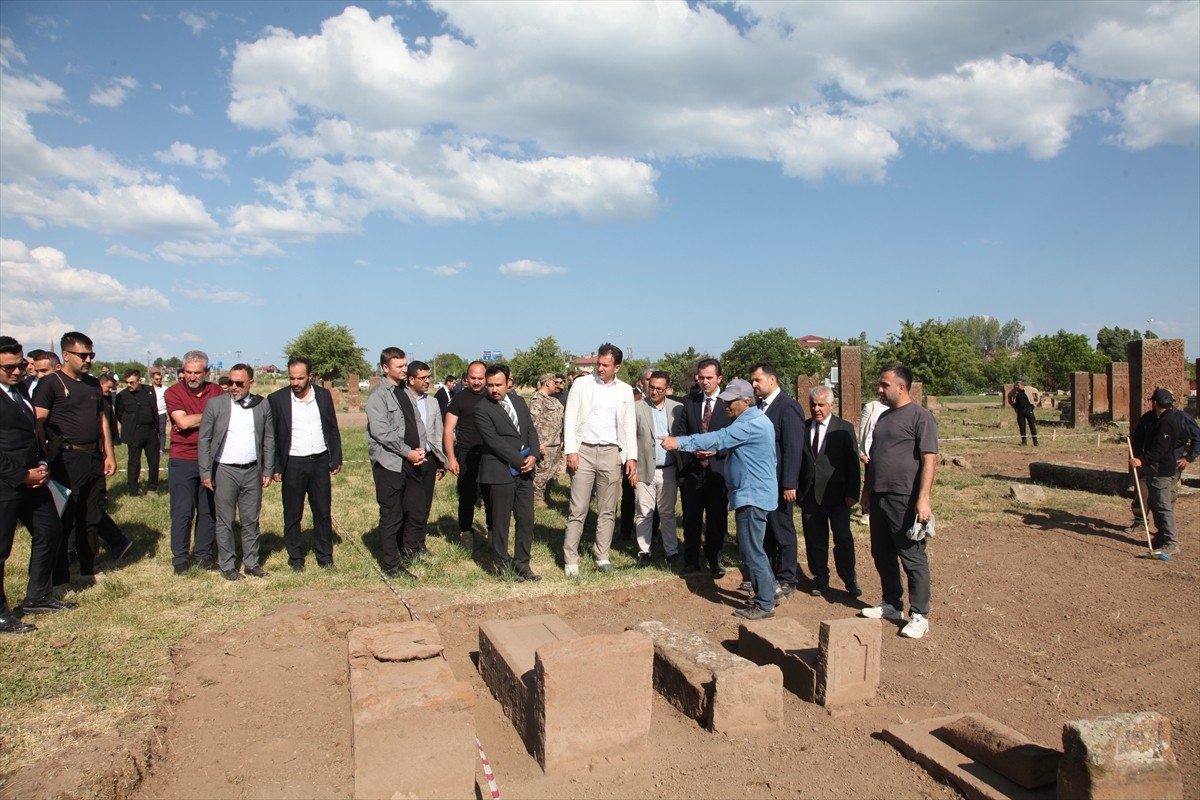 Bitlis Valisi Ahmet Karakaya ve Okçular Vakfı Başkanı Hüseyin Ersan Topbaş, Ahlat ilçesinde...