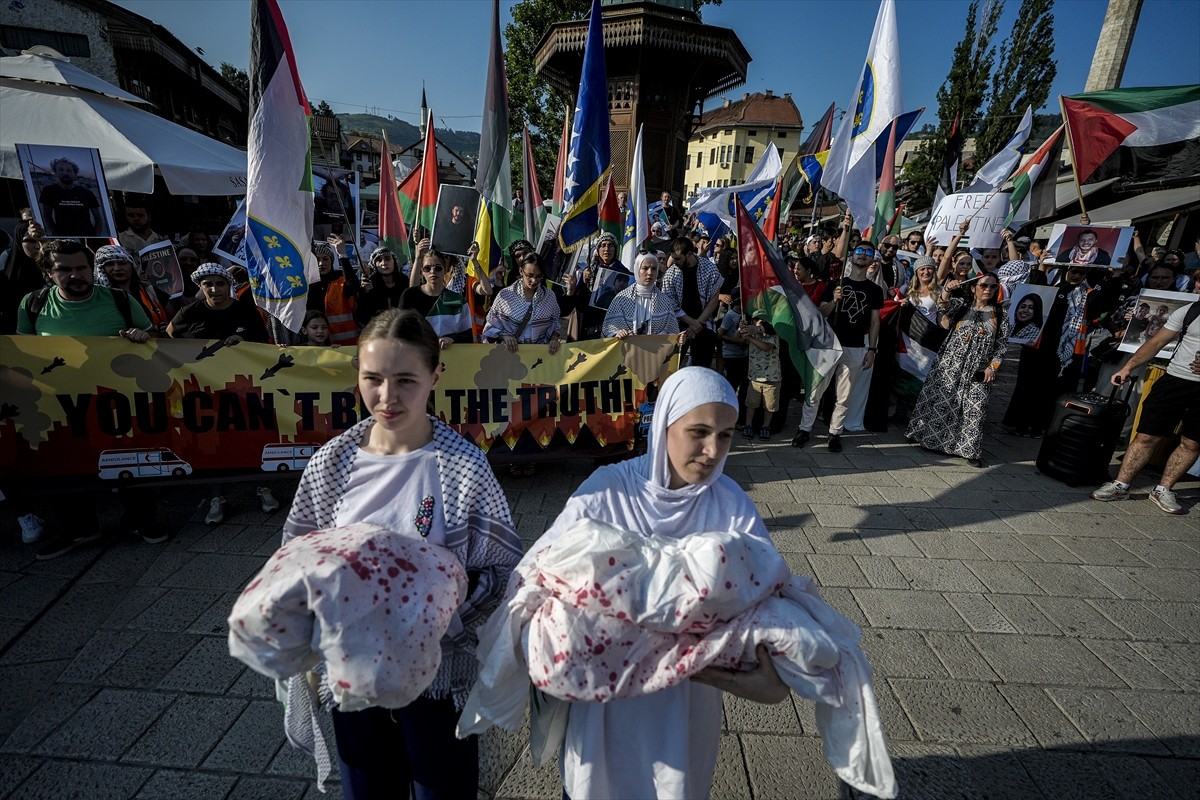 Bosna Hersek'in başkenti Saraybosna'da İsrail'in Gazze'ye düzenlediği saldırılar, yüzlerce kişi...