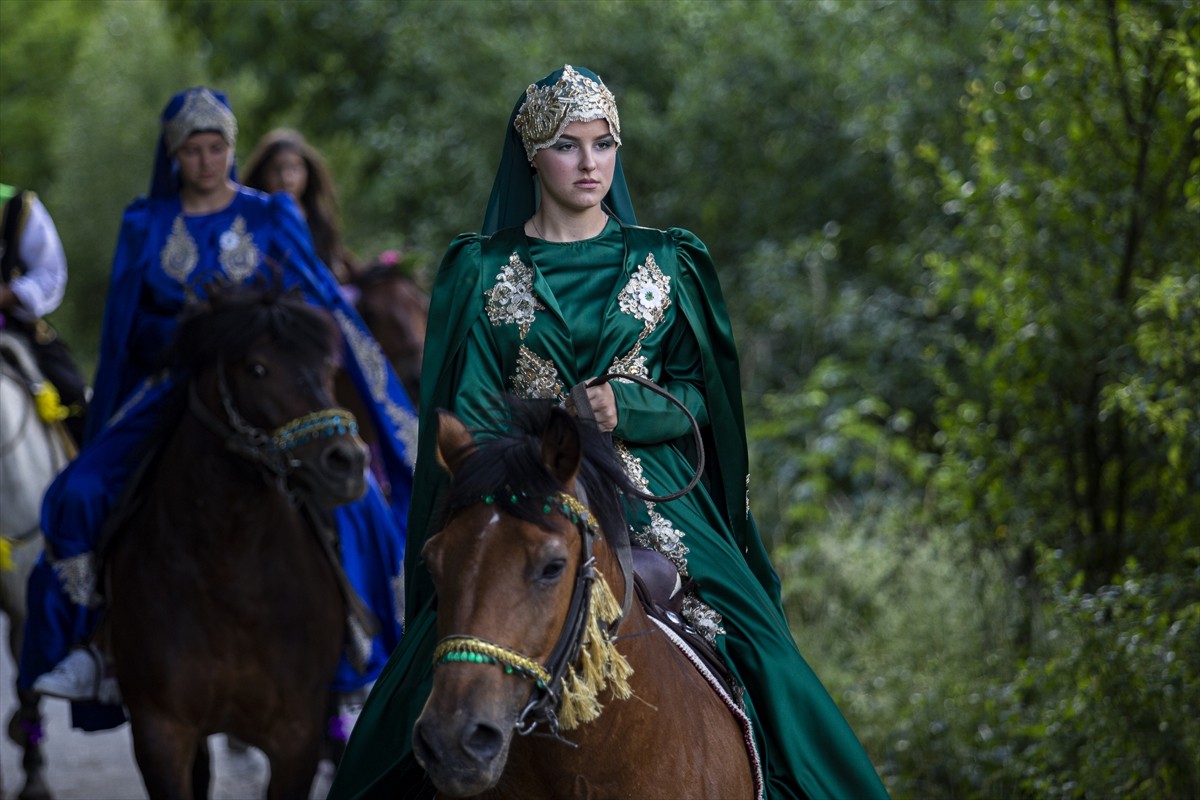 Bosna Hersek'in çeşitli şehirlerinden gelen atlılar, 515'inci Ayvaz Dede Şenlikleri'ne katılmak...