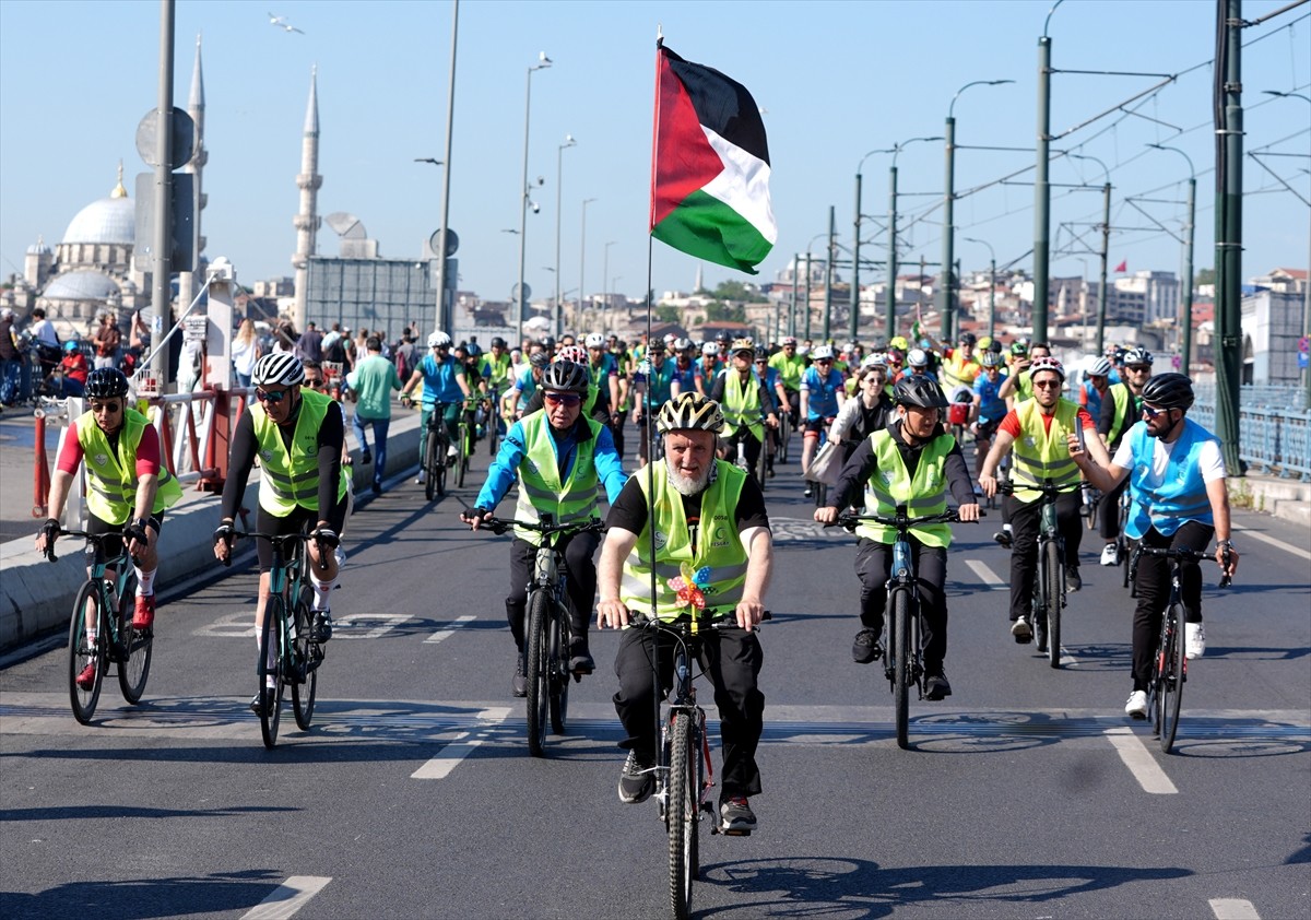 Bu yıl 12'ncisi düzenlenen Yeşilay Bisiklet Turu'nun İstanbul ayağına katılan binlerce kişi...