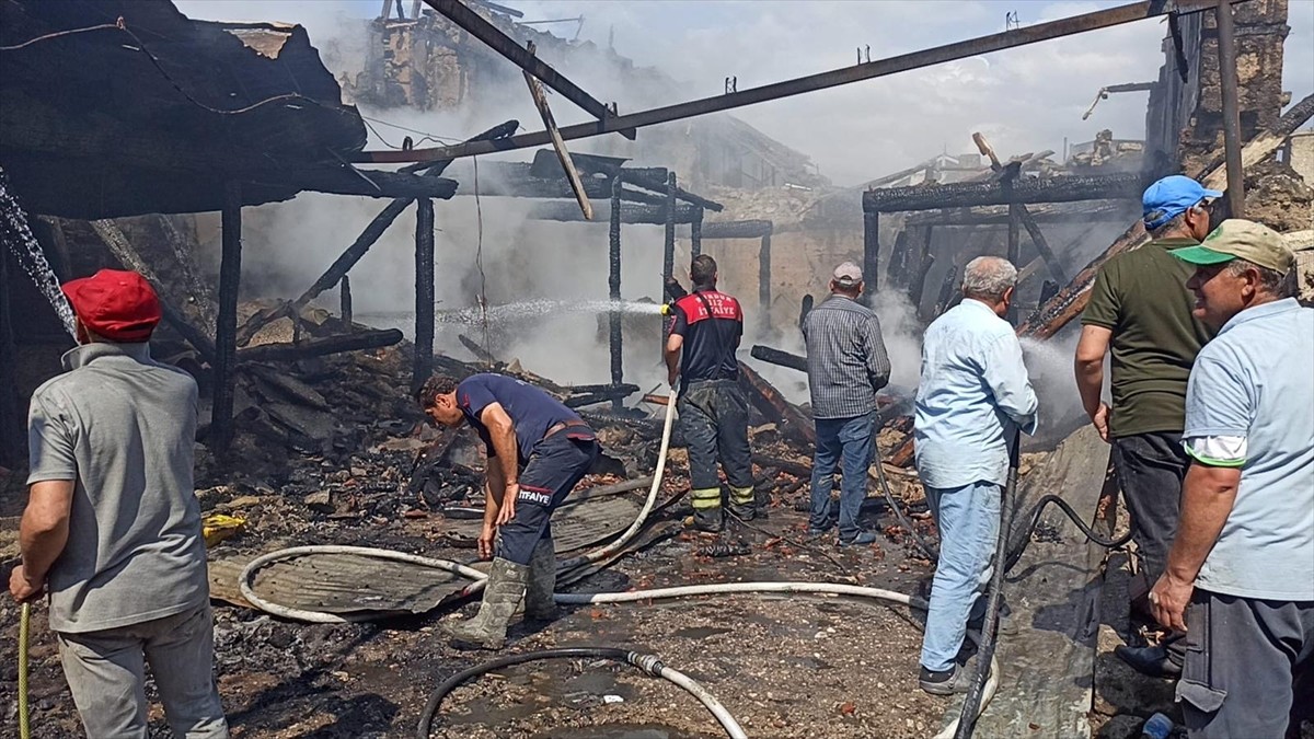 Burdur'da 2 ev ve 1 metruk binayı kullanılamaz hale getiren yangın, itfaiye ekiplerince...