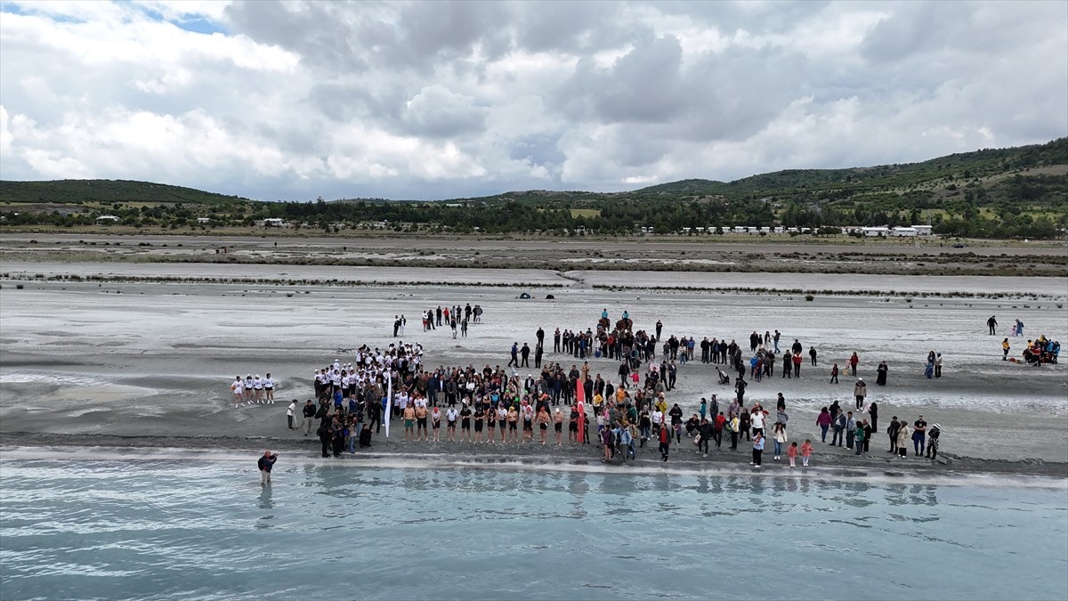 Burdur'da düzenlenen Doğa Festivali (DoğaFest) etkinlikleri kapsamında, Salda Gölü'nde triatlon...