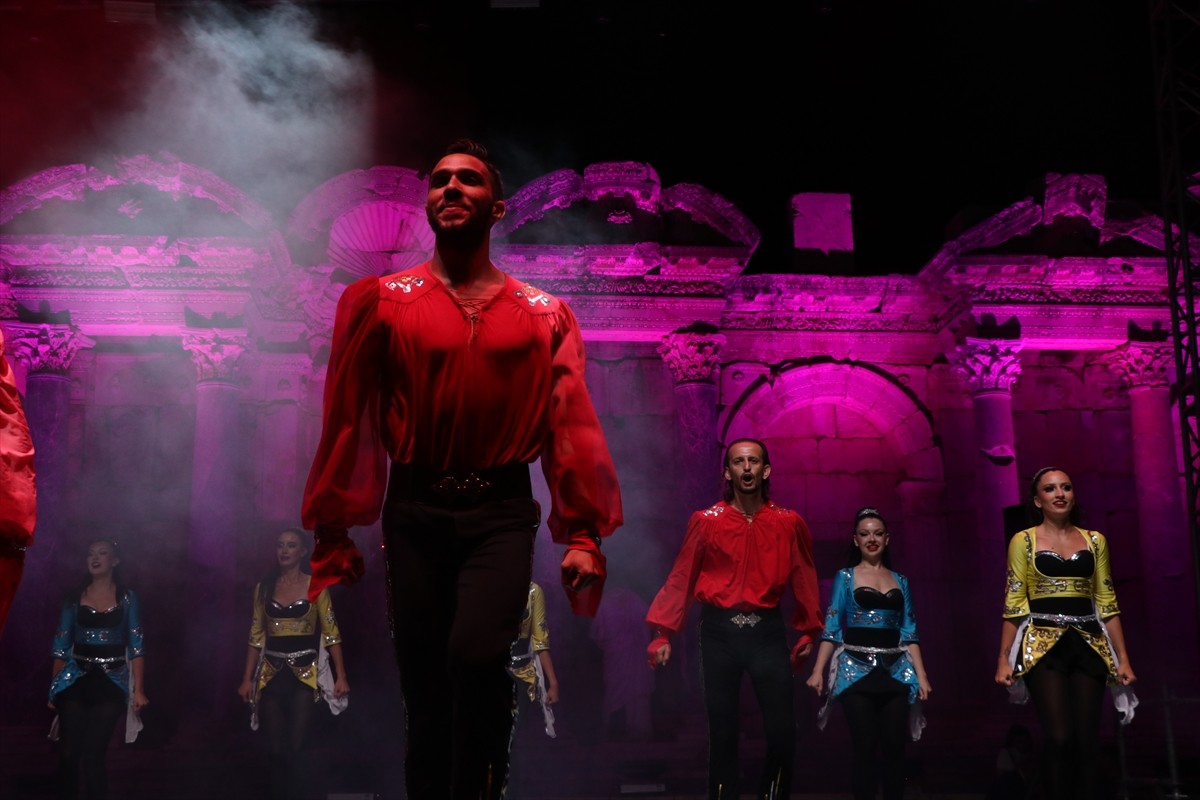 Burdur'daki Sagalassos Antik Kenti'nde ilk gece gösterisinde Anadolu Ateşi sahne aldı. DJ...