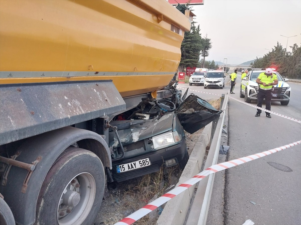 Burdur'un Bucak ilçesinde otomobilin park halindeki dorseye çarpması sonucu 1 kişi öldü, 1 kişi...