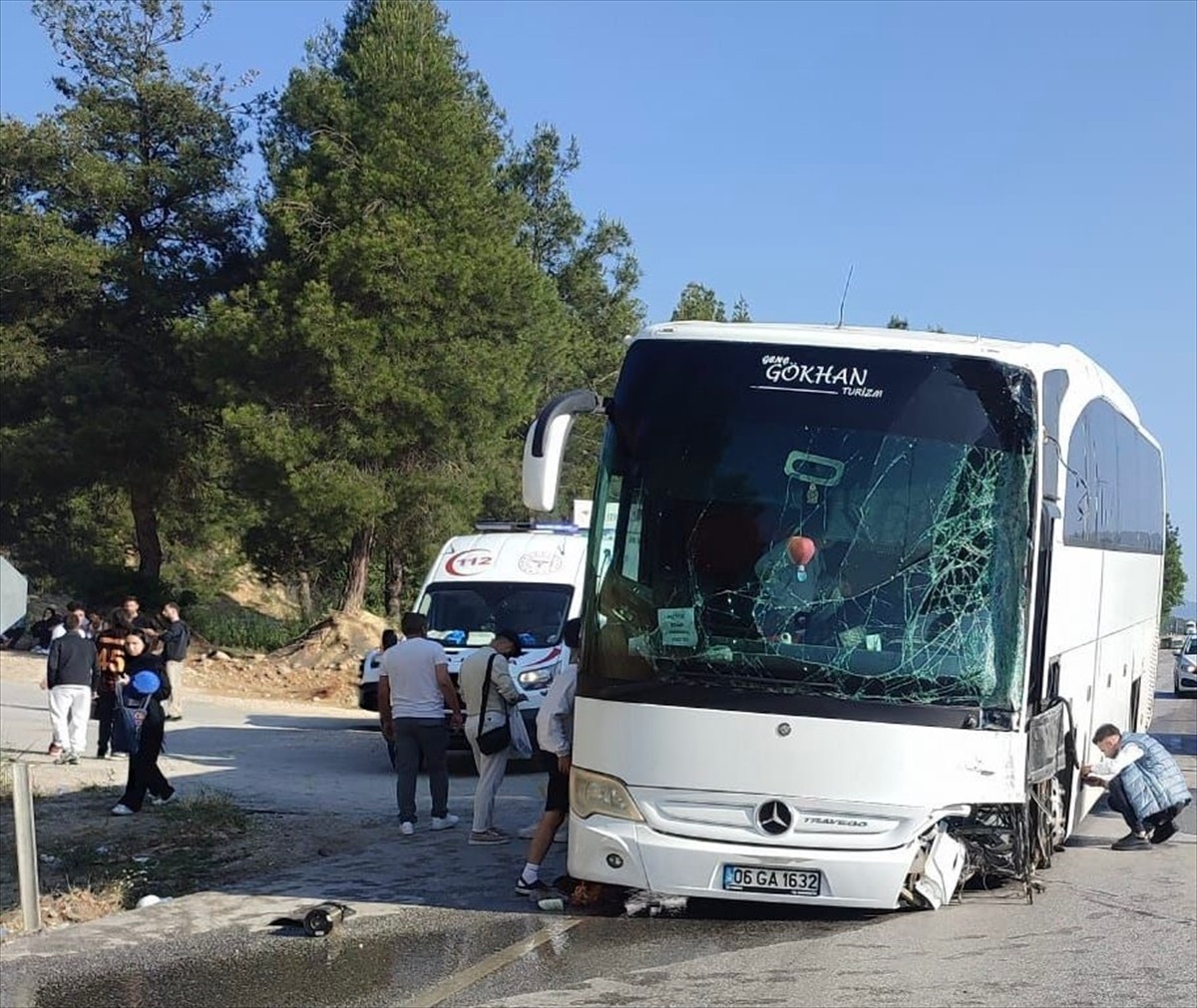 Burdur'un Bucak ilçesinde yolcu otobüsünün refüjde bulunan aydınlatma direğine çarpması sonucu 1'i...