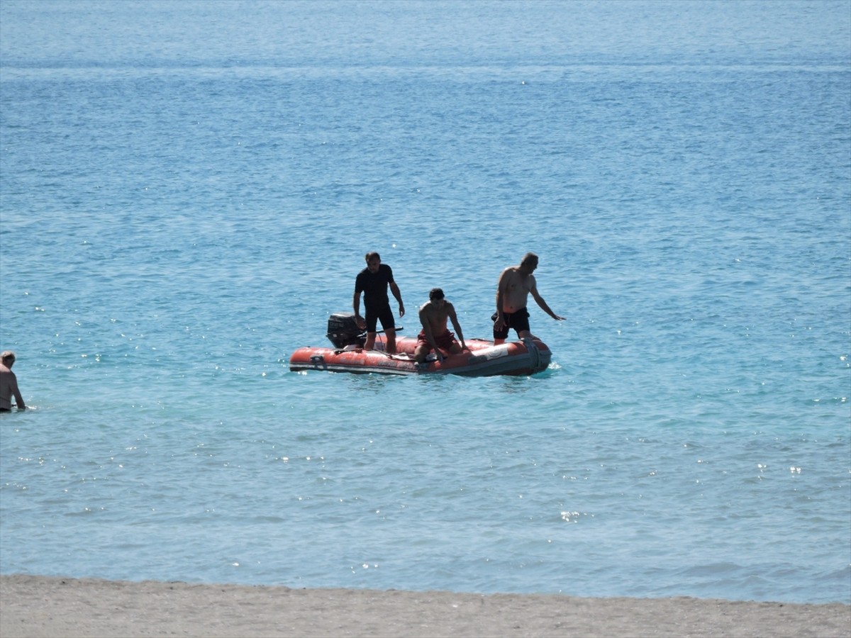 Burdur'un Yeşilova ilçesindeki Salda Gölü'nde boğulma tehlikesi geçiren kız, AFAD ekipleri...