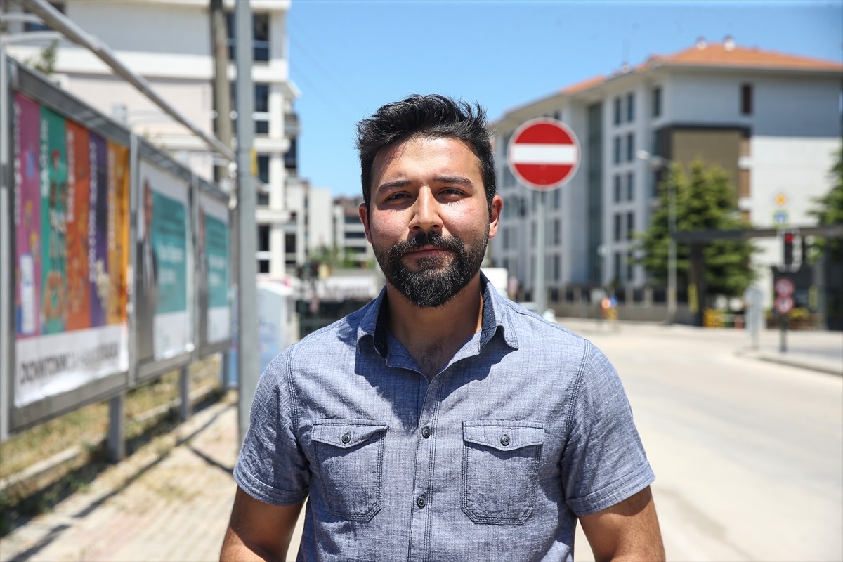 Bursa'da geçen yıl sahipsiz köpeklerin saldırması sonucu yaralanan Furkan Kara (fotoğrafta)...