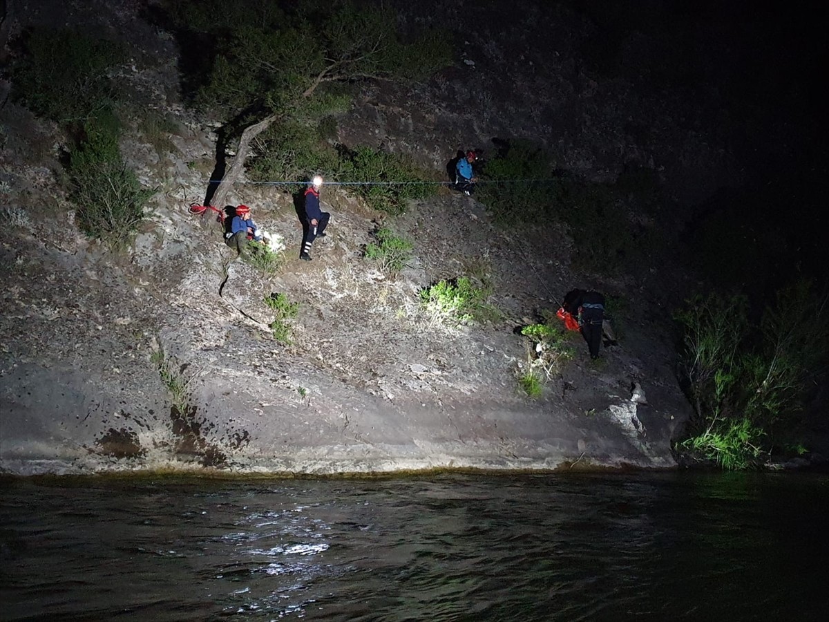 Bursa'nın Büyükorhan ilçesinde düştüğü dere yatağında mahsur kalan çoban kurtarıldı. Bölgede...