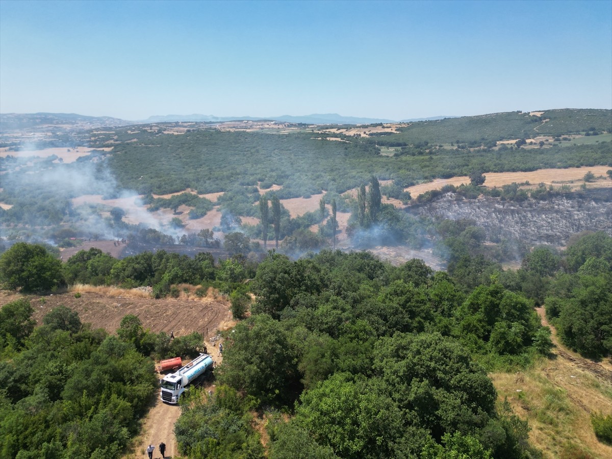 Bursa'nın İnegöl ilçesinde arazide başlayıp ormana sıçrayan yangın, ekiplerin müdahalesiyle...