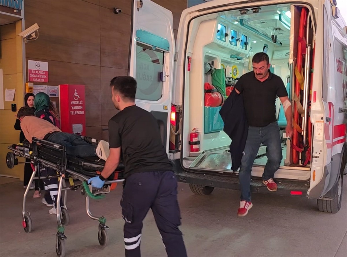 Bursa'nın İnegöl ilçesinde iki grup arasında çıkan kavgada, 1'i bıçakla olmak üzere 4 kişi...