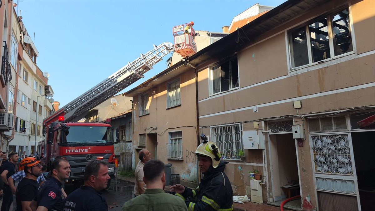 Bursa'nın İnegöl ilçesinde, iki katlı ahşap evde çıkan yangın itfaiye ekiplerince...