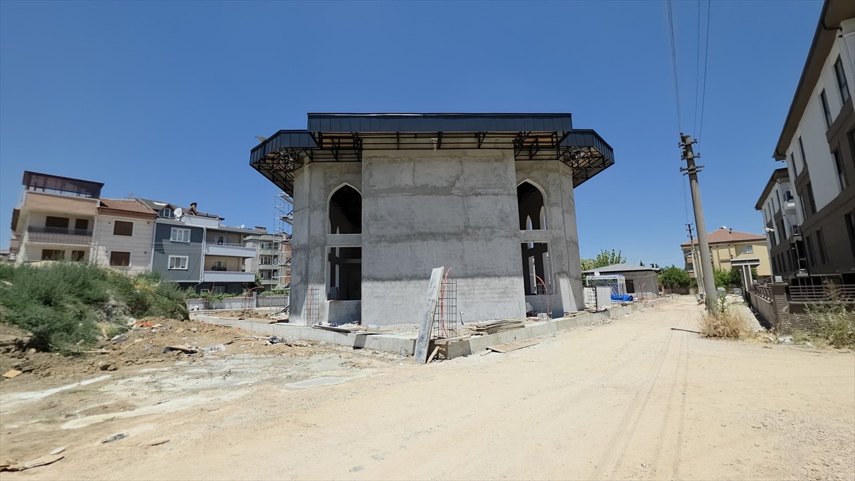 Bursa'nın İnegöl ilçesinde yapımı süren caminin çatısından düşen işçi yaralandı.