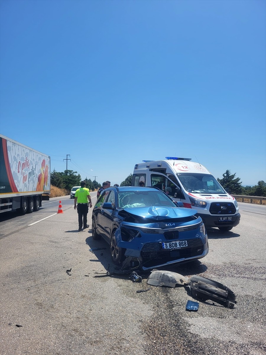 Bursa'nın Karacabey ilçesinde iki otomobilin çarpıştığı kazada 5 kişi yaralanarak hastaneye...
