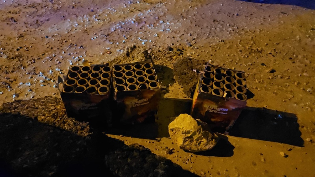 Bursa'nın Mudanya ilçesinde Çağrışan mevkisindeki otluk alanda iddiaya göre atılan havai fişekler...