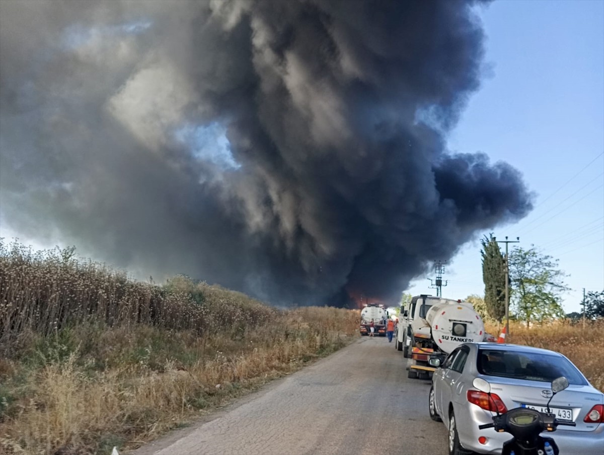 Bursa'nın Mustafakemalpaşa ilçesindeki plastik fabrikasında çıkan yangına müdahale ediliyor.