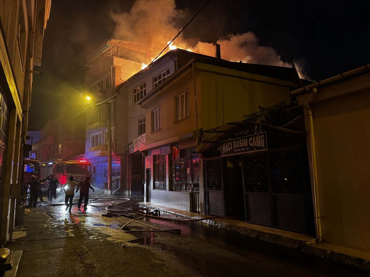 Bursa'nın Osmangazi ilçesinde 2 katlı binanın alt katındaki oto tamirhanesinde başlayan yangın...