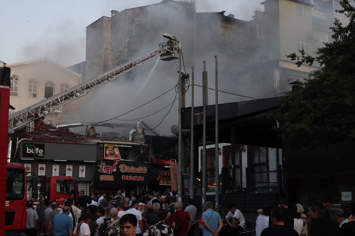 Bursa'nın Osmangazi ilçesinde bir lokantada başlayıp bitişiğindeki 3 işletme ile binaya sıçraya...