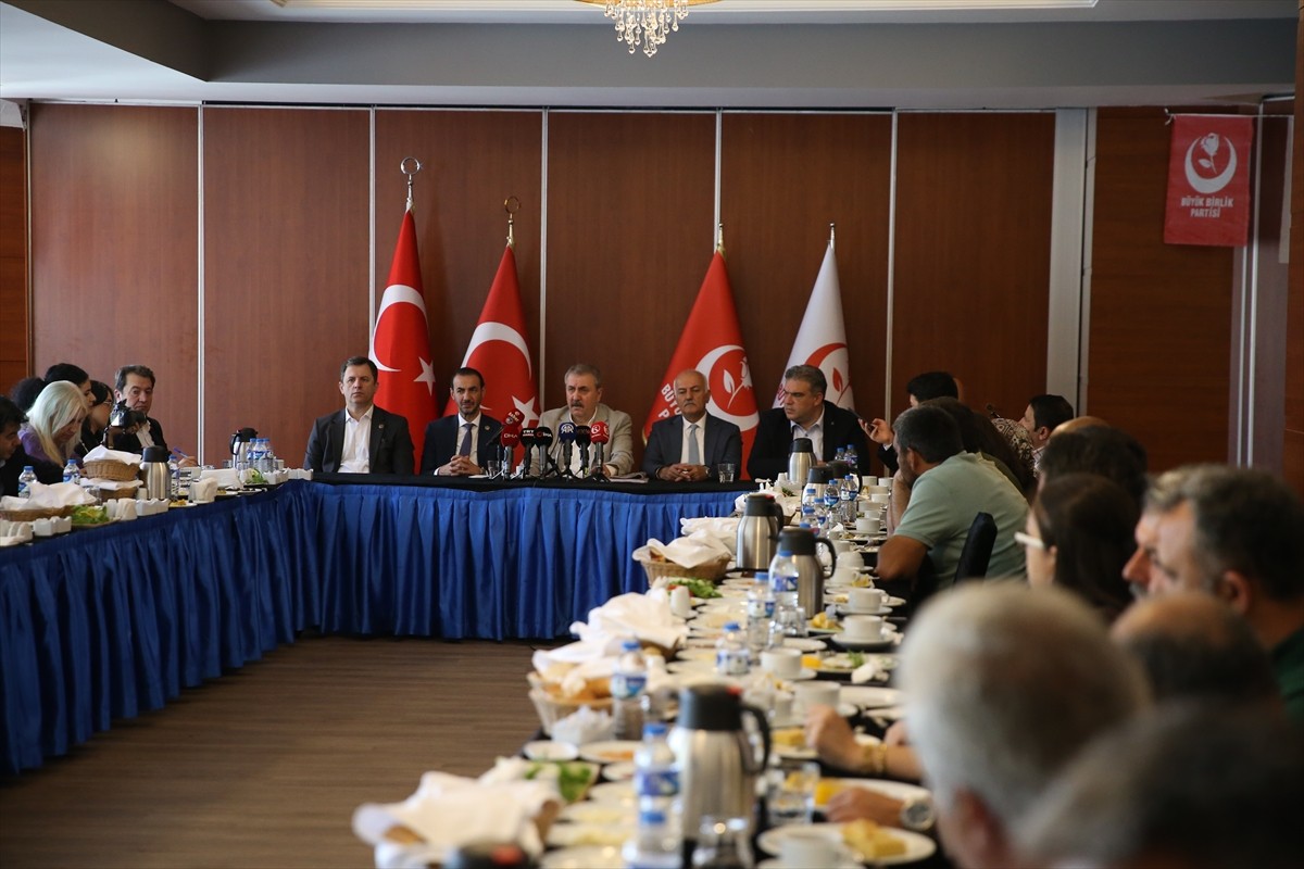 Büyük Birlik Partisi (BBP) Genel Başkanı Mustafa Destici, partisinin Erzurum'da düzenlediği "Doğu...