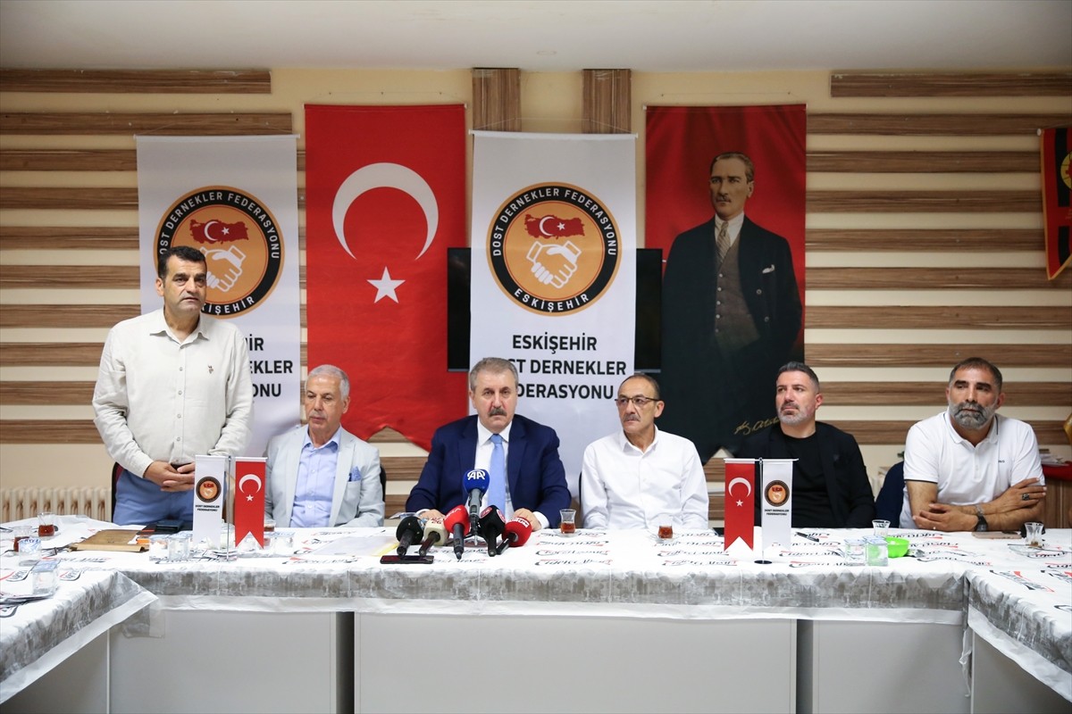 Büyük Birlik Partisi (BBP) Genel Başkanı Mustafa Destici (sol 3), Eskişehir Dost Dernekler...