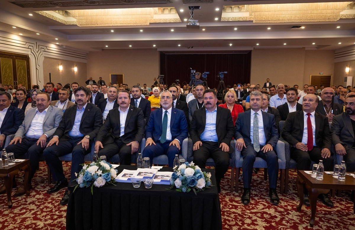 Çalışma ve Sosyal Güvenlik Bakanı Vedat Işıkhan, Kızılcahamam'da bir otelde düzenlenen "Memur-Sen...