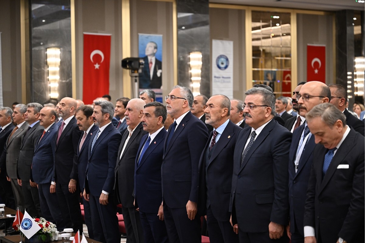 Çalışma ve Sosyal Güvenlik Bakanı Vedat Işıkhan (ortada), Türkiye Kamu-Sen 33. kuruluş yıl dönümü...