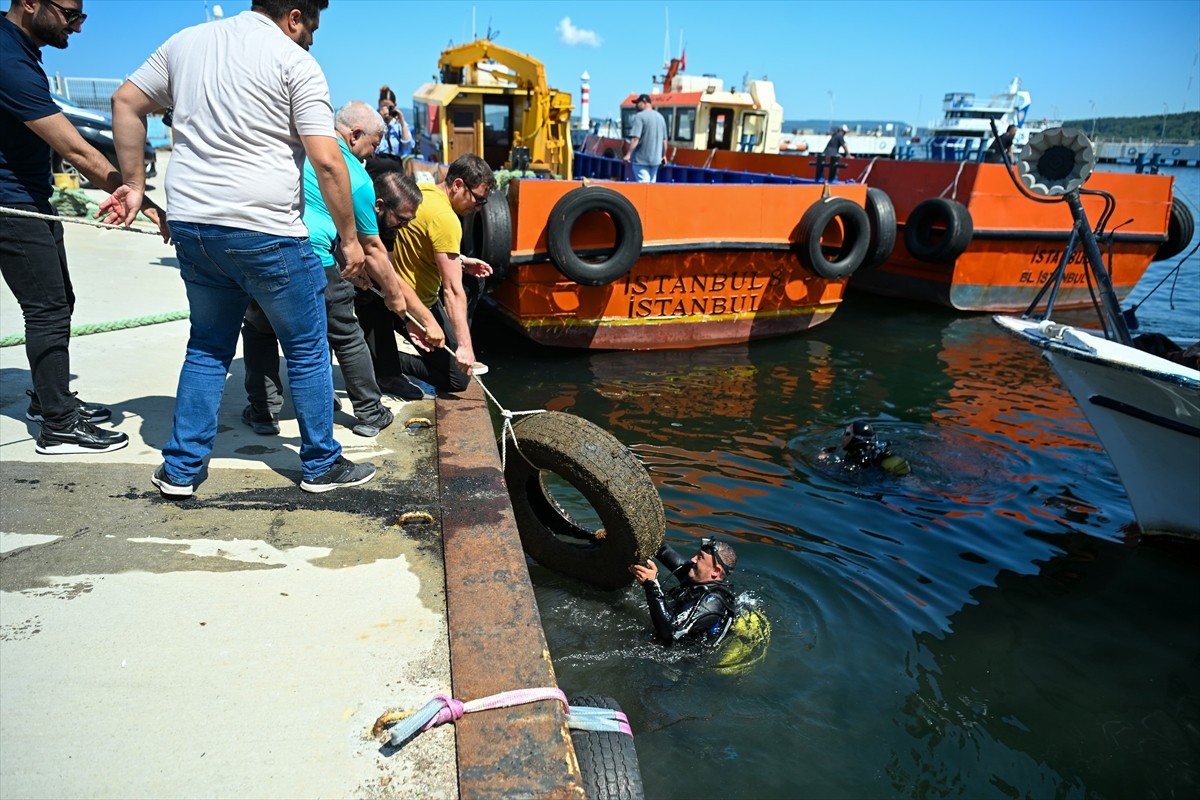 Çanakkale'de deniz dibinde yapılan temizliğin ardından çıkarılan atıklar çevre farkındalığı için...
