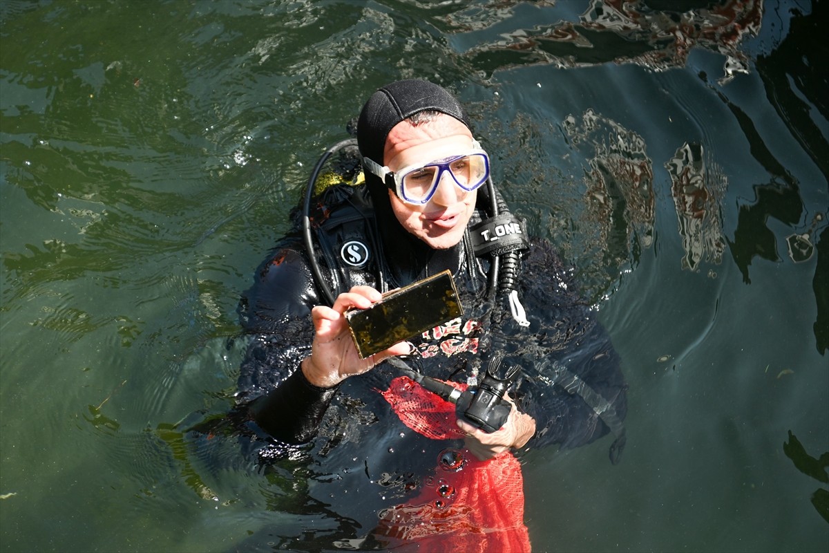Çanakkale'de deniz dibinde yapılan temizliğin ardından çıkarılan atıklar çevre farkındalığı için...