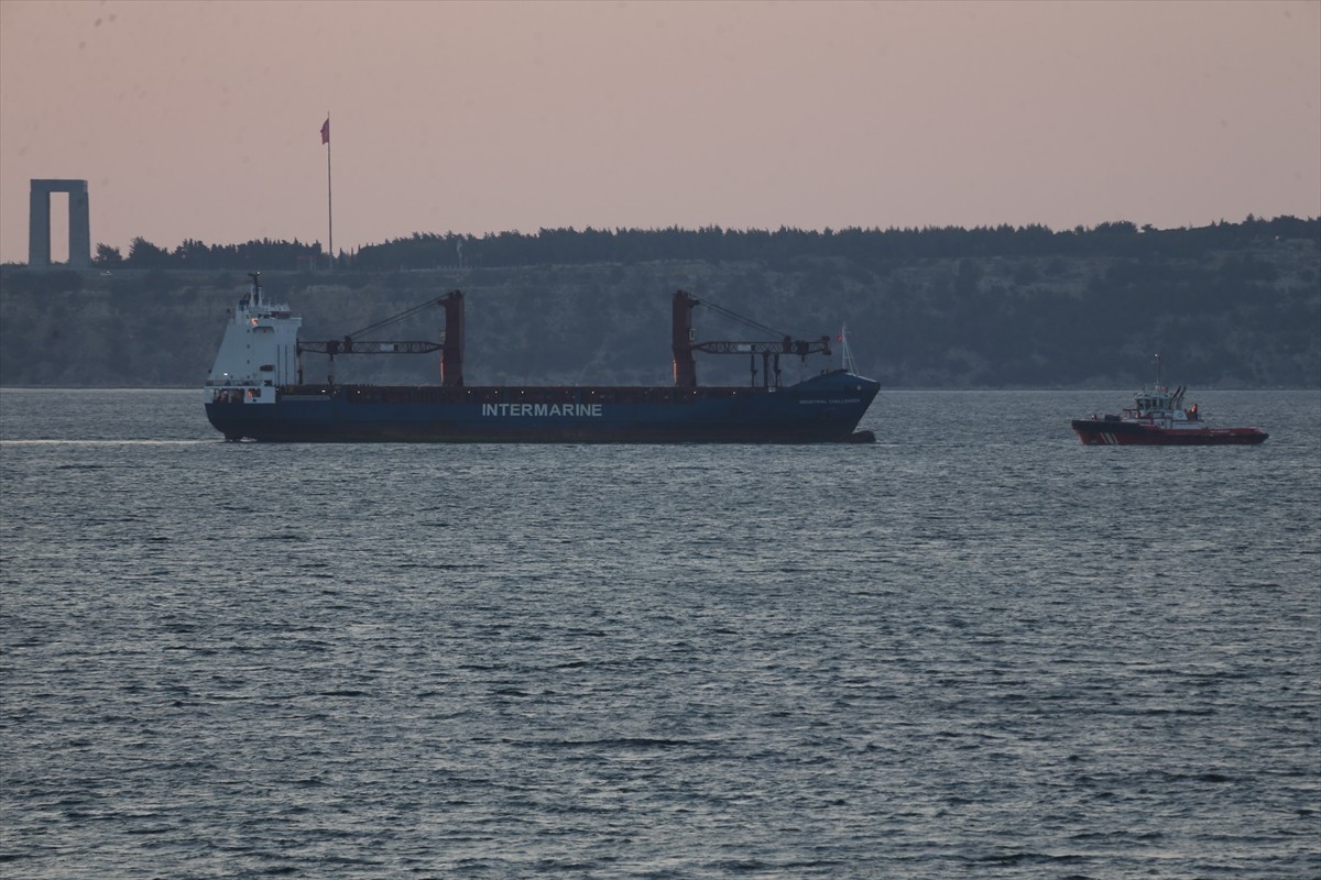 Çanakkale Boğazı'nda seyir halindeyken makine dairesinde yangın çıkan kargo gemisi kurtarılarak...