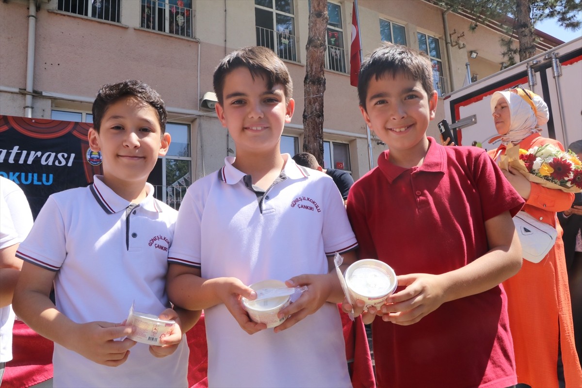 Çankırı'da 23 Nisan'da valilik makamını devralan 4. sınıf öğrencisi Yavuz Çetiner'in (sağda) karne...