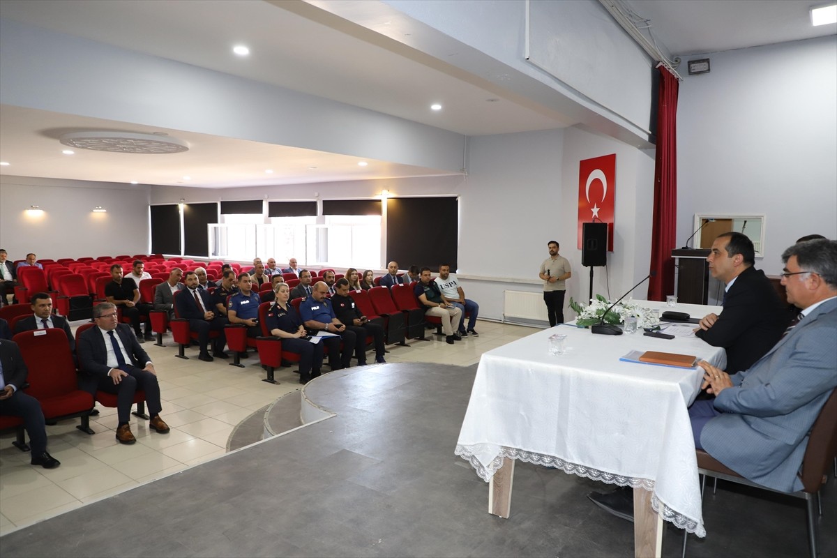 Çankırı Valisi Mustafa Fırat Taşolar (sağ 2), kene konusunda tedbir alınması yönünde uyarıda...