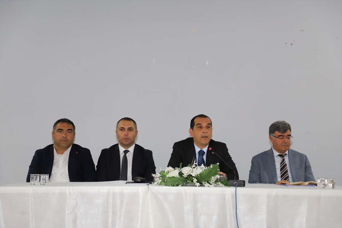 Çankırı Valisi Mustafa Fırat Taşolar (sağ 2), kene konusunda tedbir alınması yönünde uyarıda...