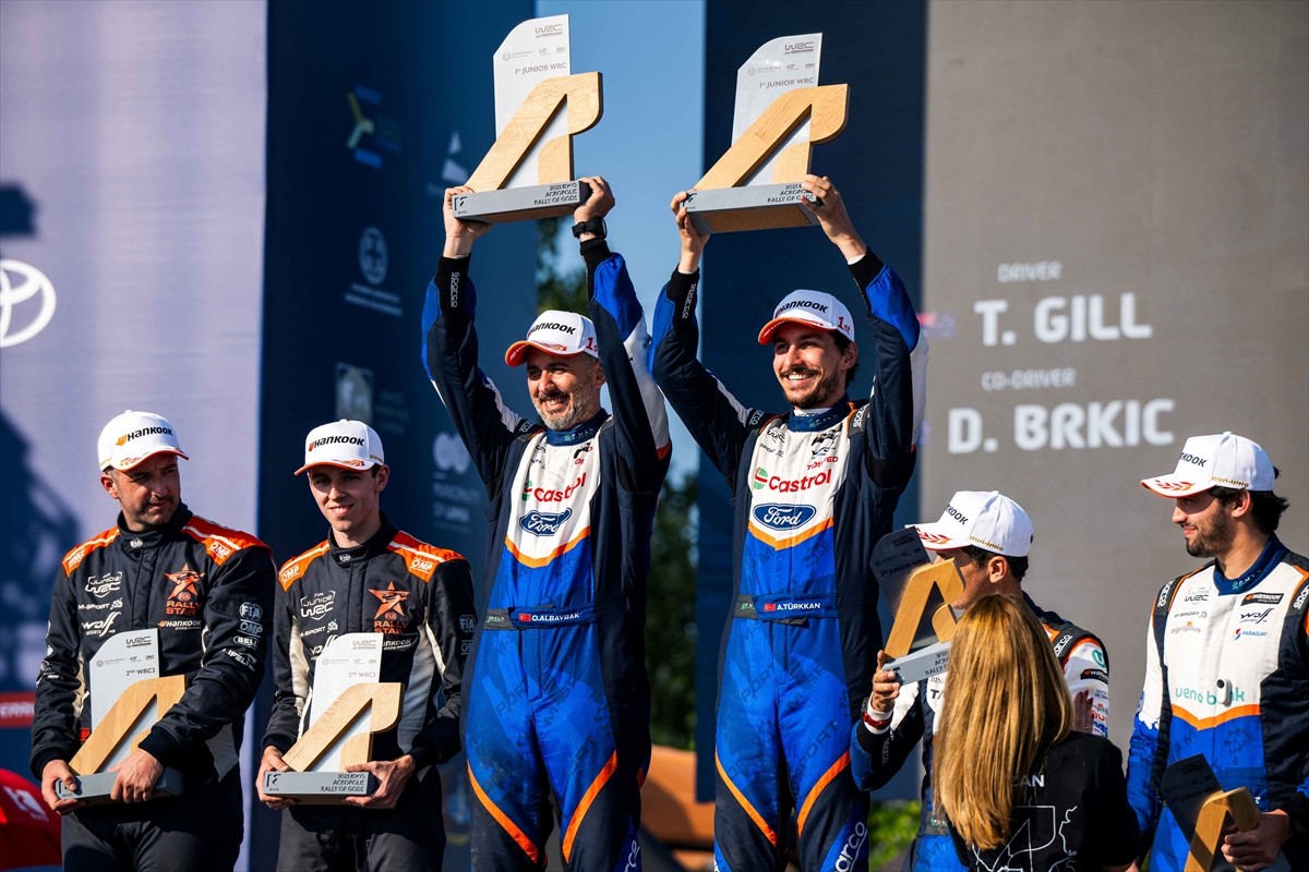 Castrol Ford Team Türkiye ekibinden Ali Türkkan (sağda)-Oytun Albayrak (solda), Yunanistan'da...