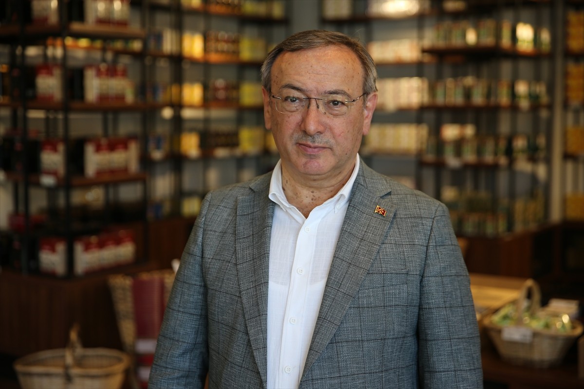 Çay İşletmeleri (ÇAYKUR) Genel Müdürü Yusuf Ziya Alim, Diyarbakır'daki çay satış mağazasını...