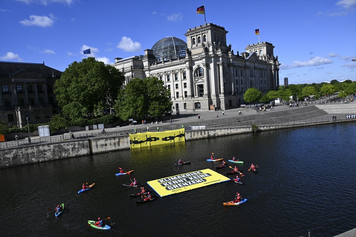 Çevre örgütü Greenpeace'e bağlı bir grup aktivist, Dünya Mülteci Günü nedeniyle Almanya'nın...