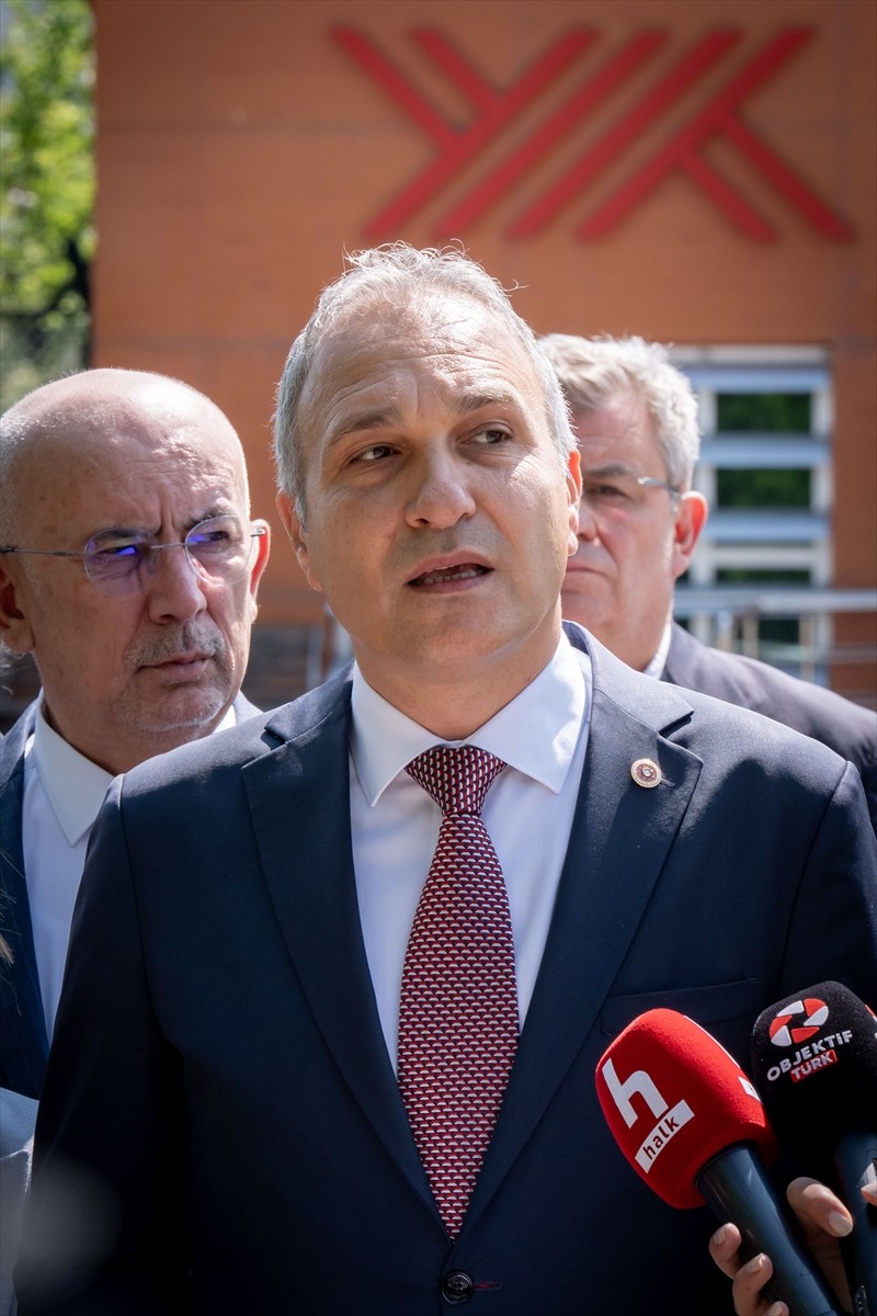 CHP Genel Başkan Yardımcısı Suat Özçağdaş (ortada), beraberindeki bazı CHP'li milletvekilleriyle...