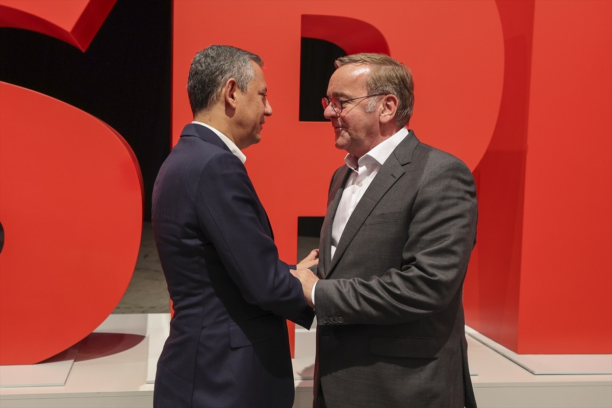 CHP Genel Başkanı Özgür Özel, Almanya Sosyal Demokrat Partisi (SPD) Kongresi için bulunduğu...