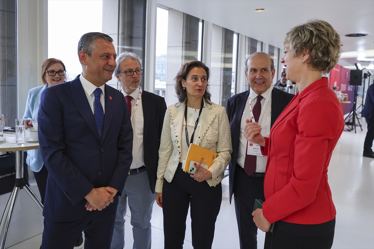 CHP Genel Başkanı Özgür Özel, Belçika'nın başkenti Brüksel'de düzenlenen Avrupa Sosyalist Partisi...
