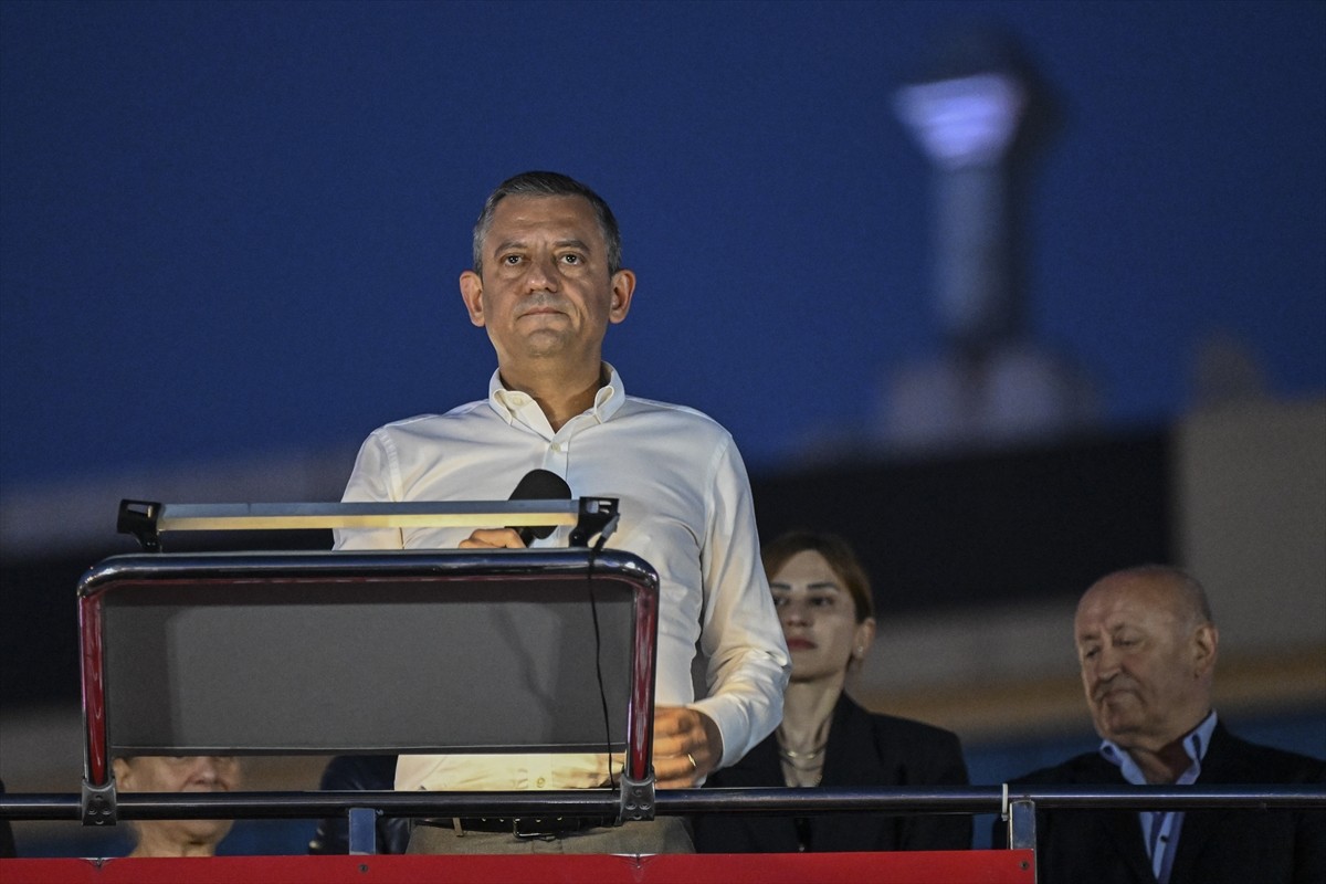 CHP Genel Başkanı Özgür Özel, İstanbul Büyükşehir Belediyesine (İBB) yönelik yolsuzluk ve terör...