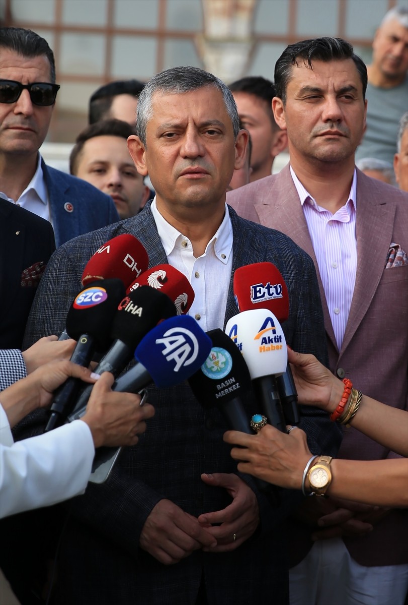 CHP Genel Başkanı Özgür Özel, Kurban Bayramı'nı memleketi Manisa'da karşıladı. Bayram namazını...