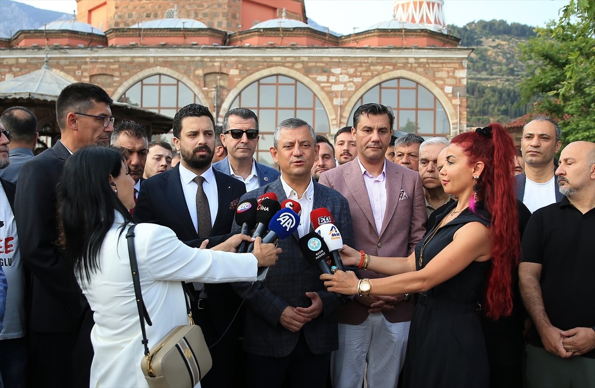 CHP Genel Başkanı Özgür Özel, Kurban Bayramı'nı memleketi Manisa'da karşıladı. Bayram namazını...