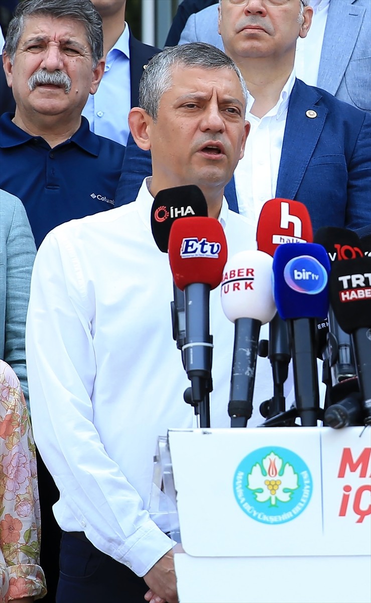 CHP Genel Başkanı Özgür Özel, Manisa Büyükşehir Belediye Başkanı Ferdi Zeyrek'in tedavisinin...