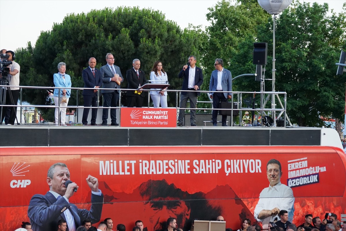 CHP Genel Başkanı Özgür Özel, partisince Cumhuriyet Meydanı'nda "Millet İradesine Sahip Çıkıyor"...
