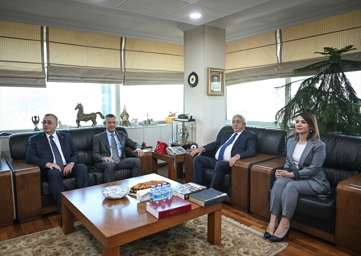 CHP Genel Başkanı Özgür Özel (sağ 2), beraberindeki partililerle Türkiye Esnaf ve Sanatkarları...