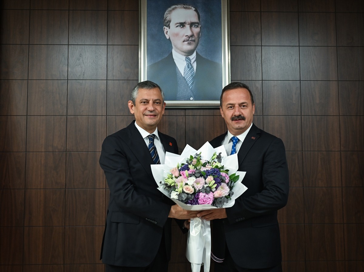 CHP Genel Başkanı Özgür Özel ⁠(solda), Anahtar Parti Genel Başkanı Yavuz Ağıralioğlu'nu (sağda)...