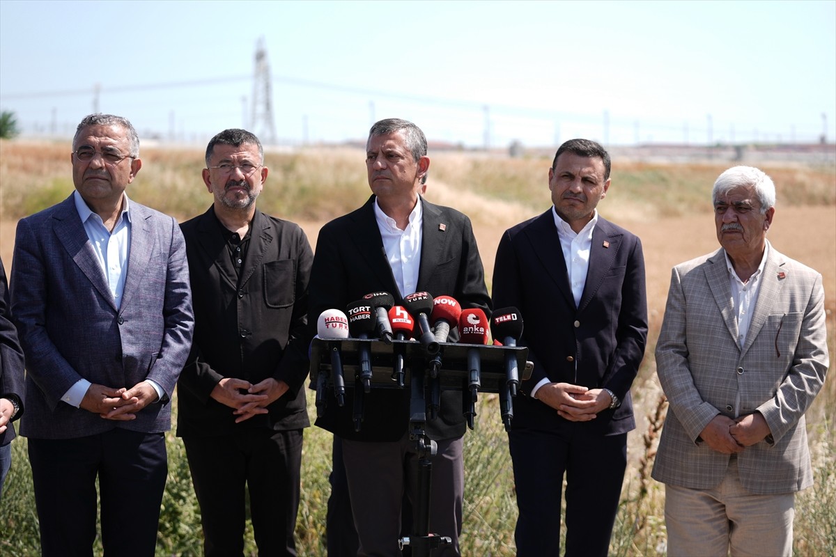 CHP Genel Başkanı Özgür Özel, yolsuzluk soruşturması kapsamında tutuklanmasının ardından İstanbul...