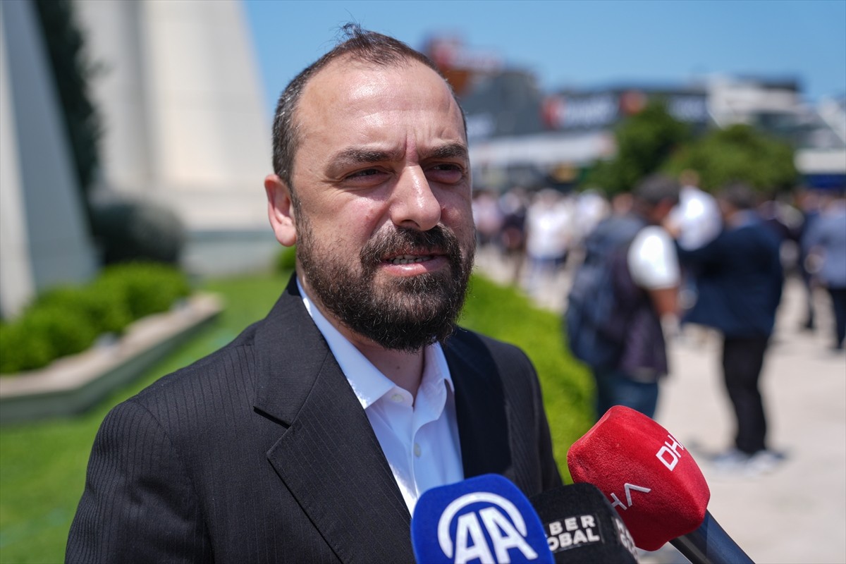 Çocuklara yönelik tiyatro çalışmalarıyla tanınan oyuncu, programcı, sunucu ve yönetmen Hüseyin...