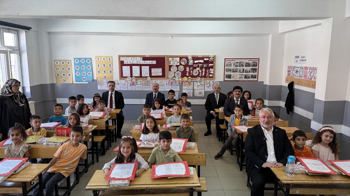 Çorum'da 2024-2025 eğitim öğretim yılı, okullarda düzenlenen karne töreni ile sona erdi. Çorum...