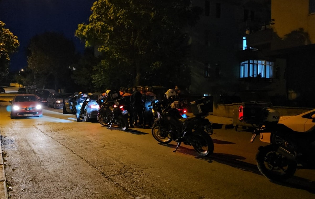 Çorum'da iki grup arasında çıkan silahlı kavgada biri polis memuru 2 kişi yaralandı. İhbar üzerine...